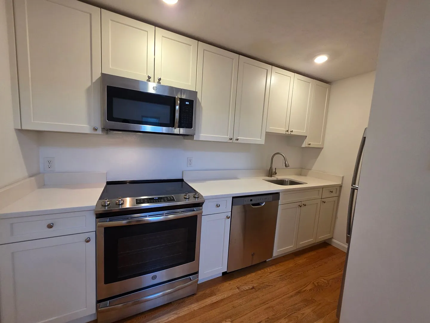 No Brokers Fee, Parking Included, Laundry on a Site — Photo 3