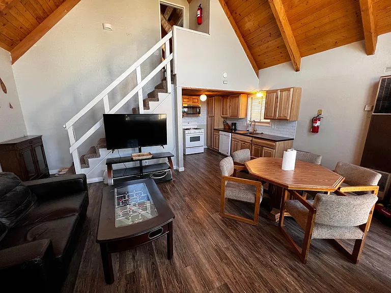 858 Pine Ln — Photo 3