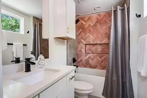 Casita full bathroom with extra deep soaking tubs