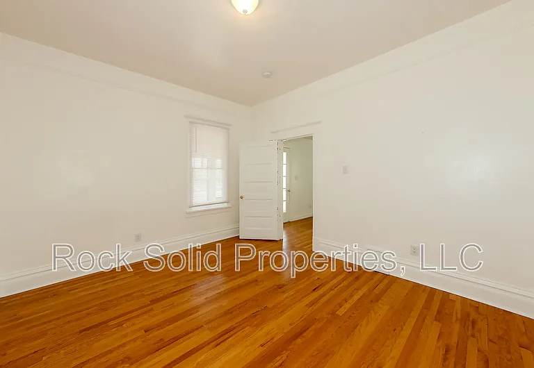 506 E 7th St #1 — Photo 12