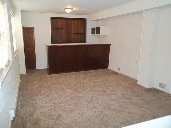 Spacious Family Rm with wet bar