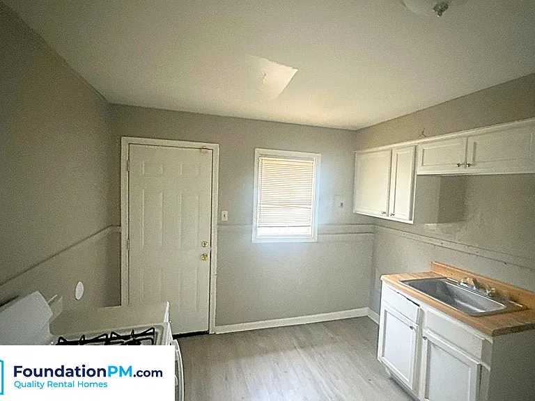 2332 E Warren St — Photo 4