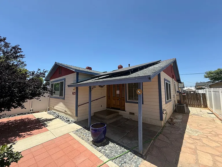 623 E St — Photo 2