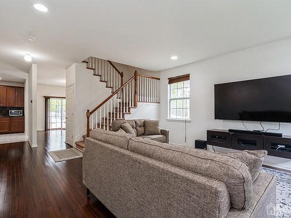3rd image of 451 Wood Ave