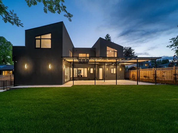 687 Poplar St, Coquitlam, BC V3J 3K7