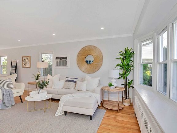 3rd image of 925 Stewart Pl