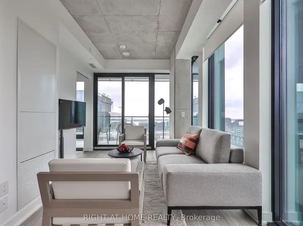 284 King St E #2404, Toronto, ON M5A 1K4