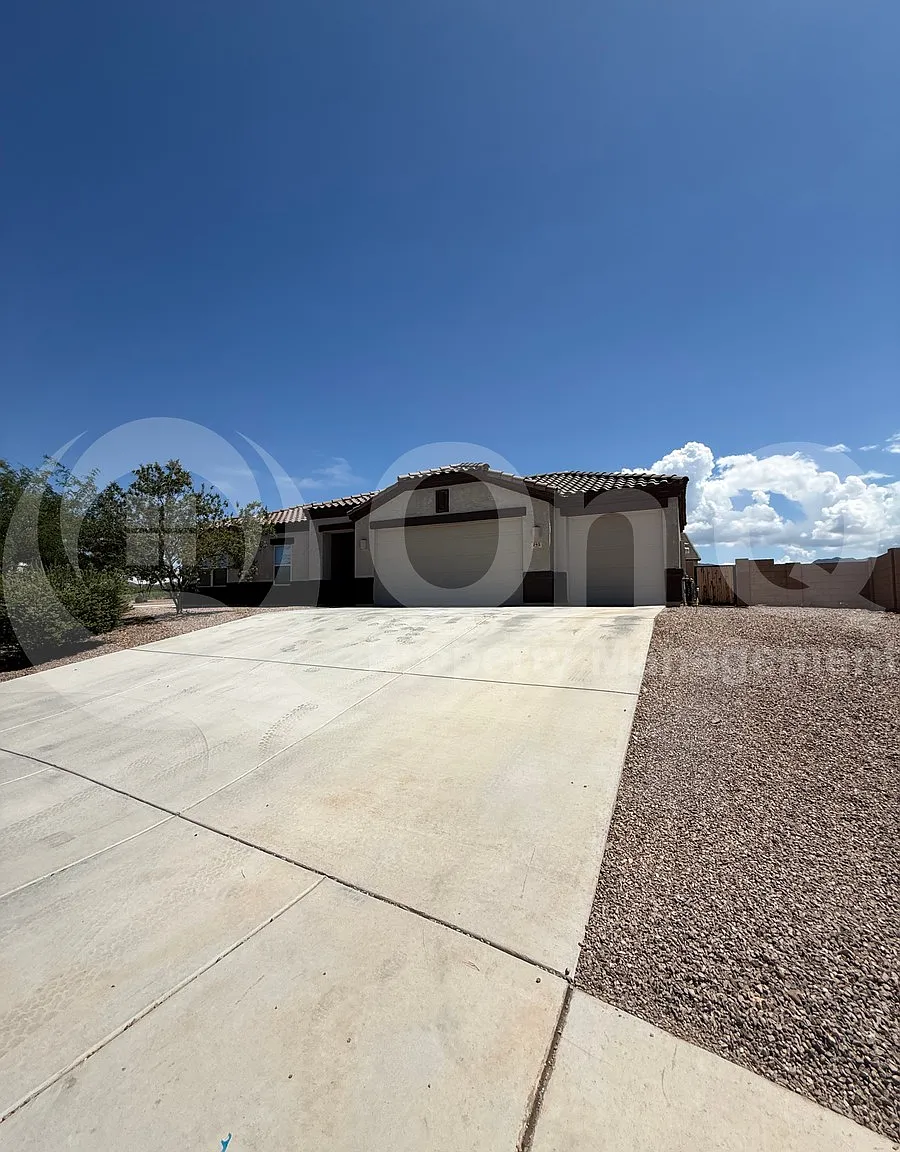 4 bed, 2.0 bath, 2101 sqft, $2,700 — Photo 2