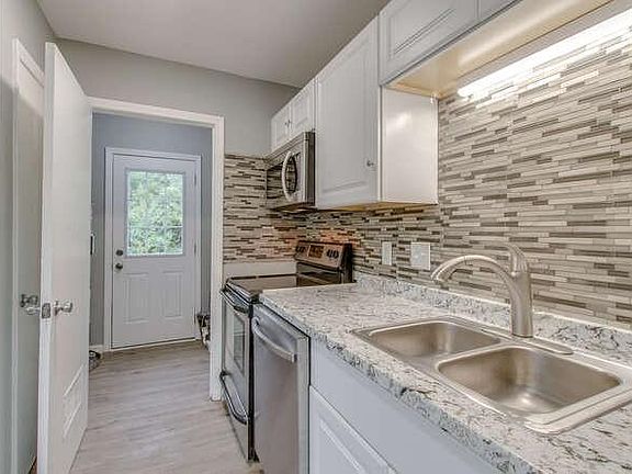 3rd image of 3313 Chesapeake Cir