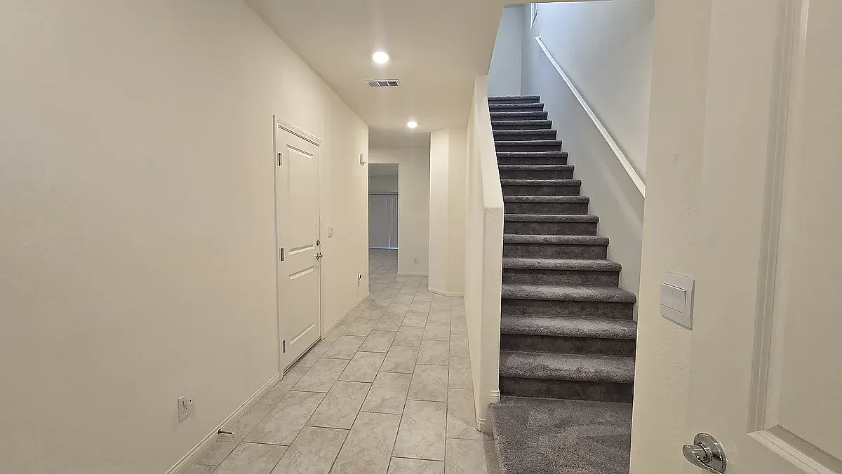 5 bed, 2660 sqft, $2,950 — Photo 2