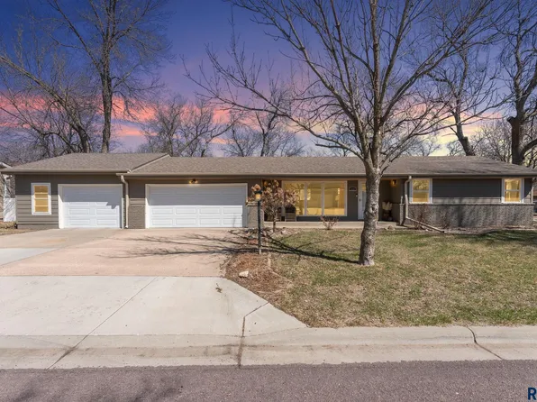 2220 E Sylvan Cir, Brandon, SD 57005