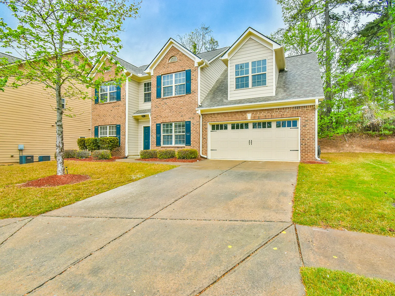 4 bed, 2.5 bath, 2302 sqft, $2,245 — Photo 2