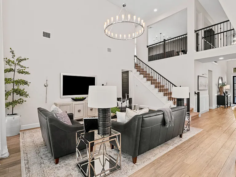 303 Navarro — Photo 10
