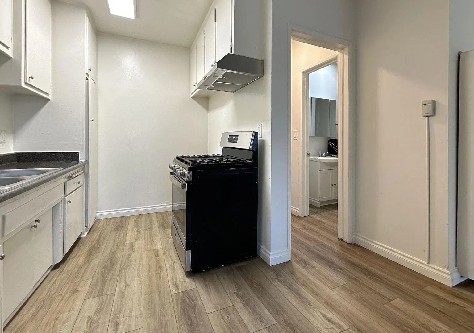 Panorama Plaza...Great Location, Great Apartments, Great Price! — Photo 1
