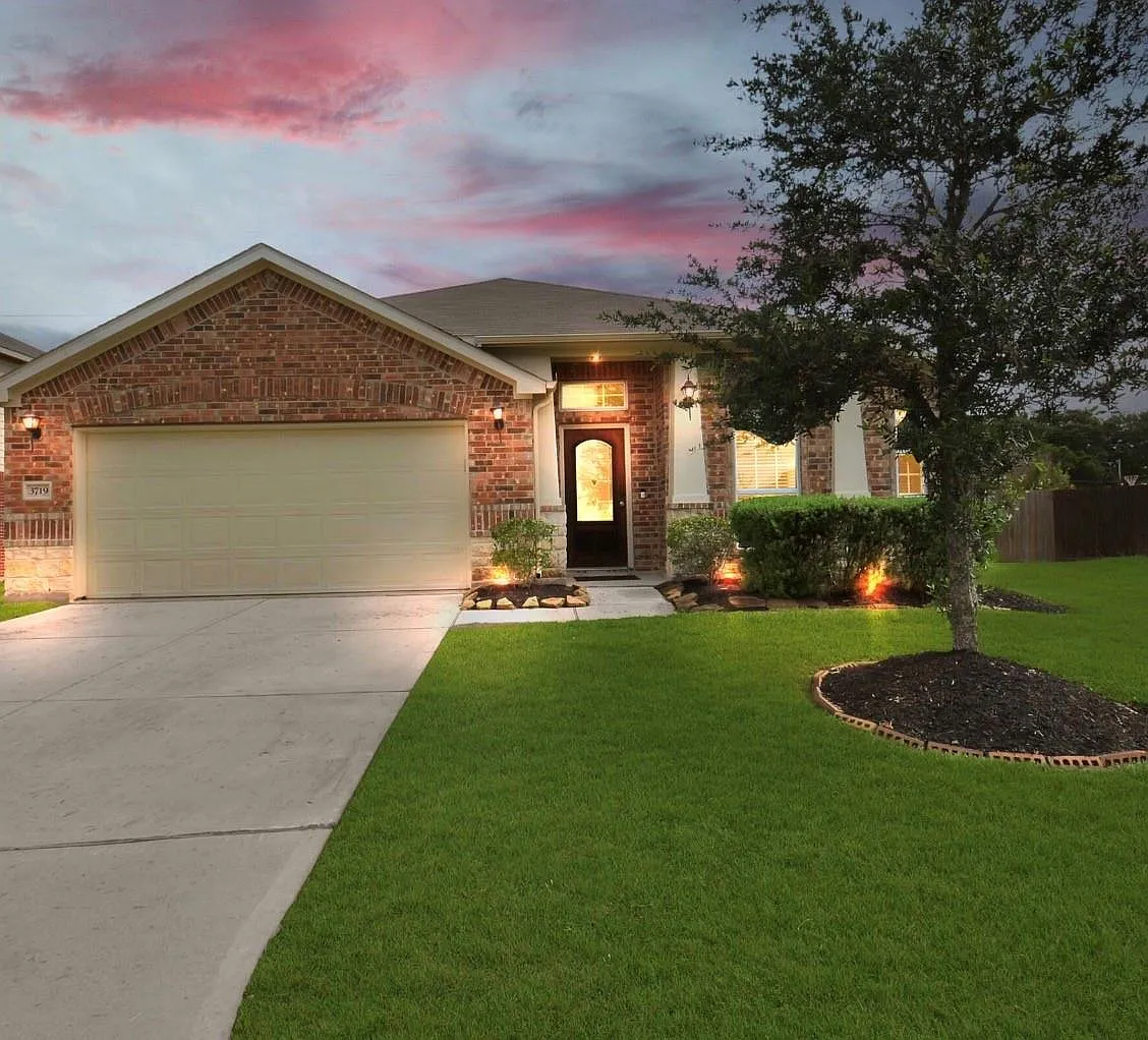 4 bed, 2.0 bath, 1884 sqft, $2,500 — Photo 2