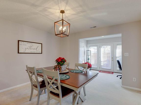 Dining connected from living area - isn't it inviting??