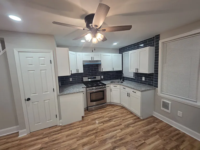 2055 Carver St — Photo 2