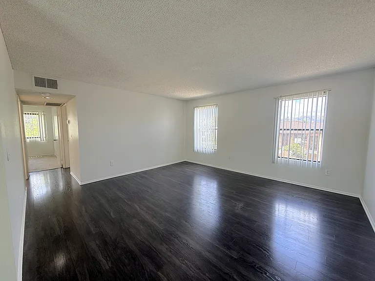 735 E Palmer Ave #202 — Photo 2