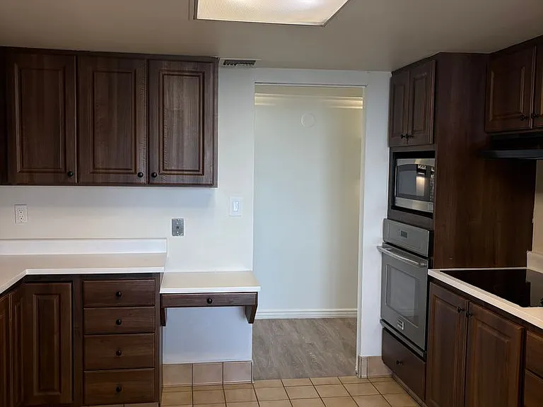 241 N Vine St — Photo 4