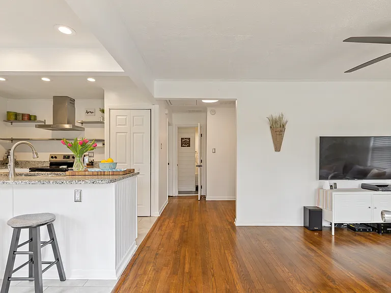 2234 Brunswick Ave — Photo 9