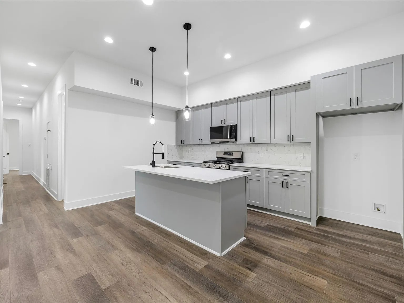 3 bed, 2.0 bath, 1984 sqft, $1,850 — Photo 3