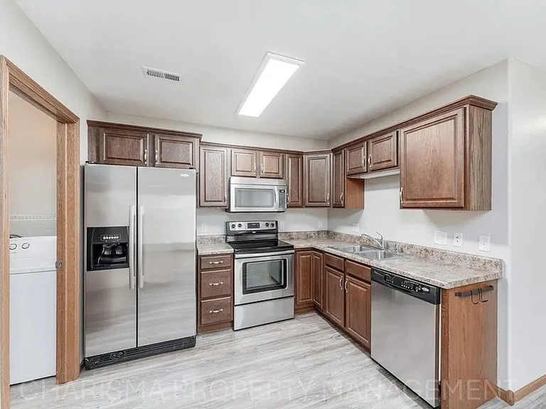 350 S 6th St — Photo 12