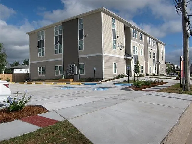 2725 Independence St #305