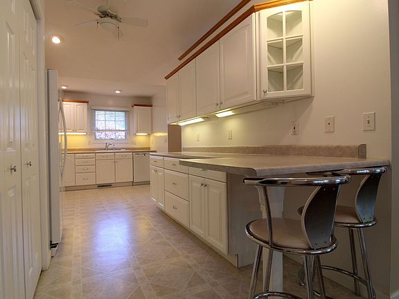 2nd image of 374 Goldenview Dr