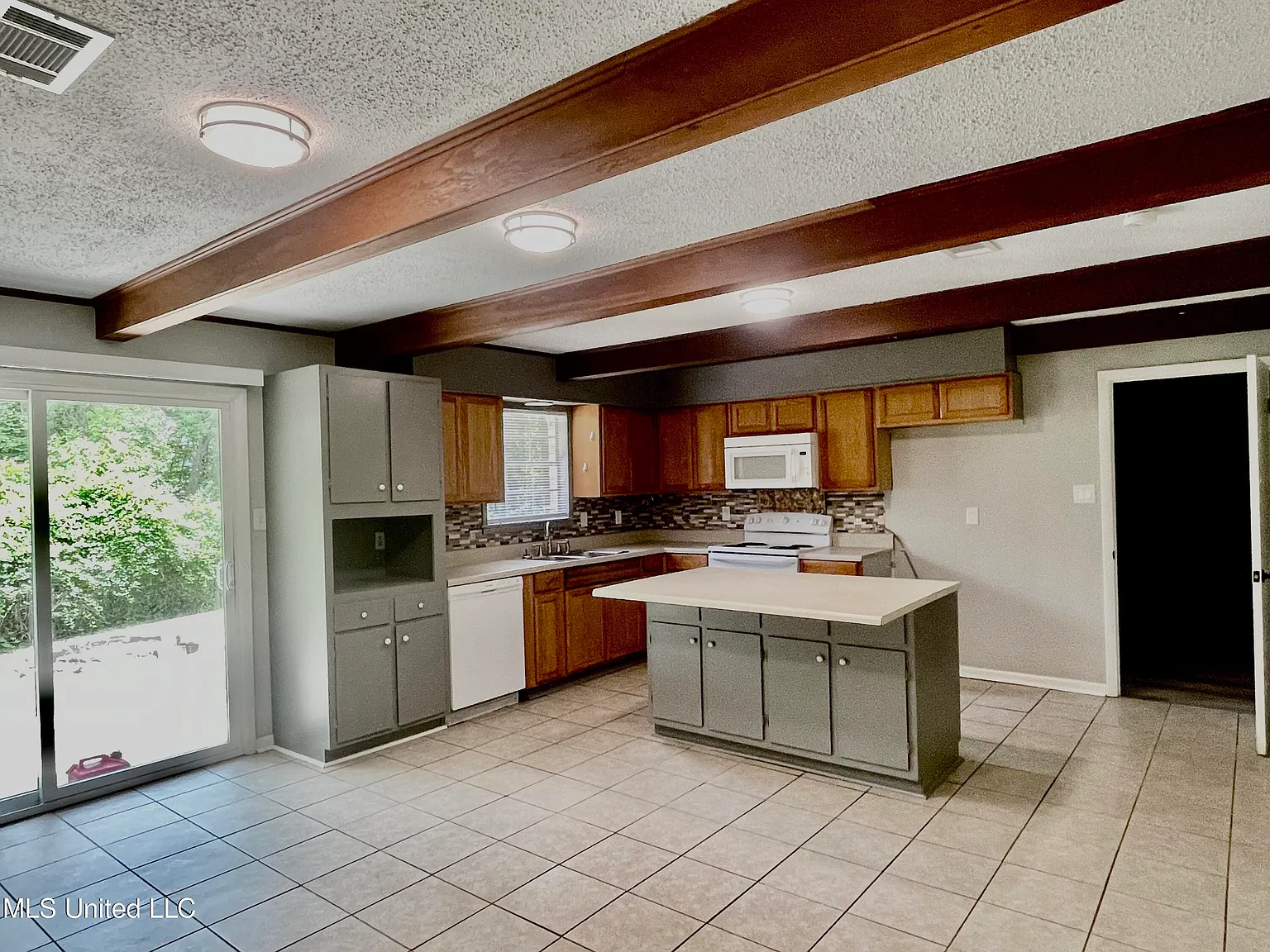 4 bed, 3.0 bath, 1900 sqft, $1,650 — Photo 2