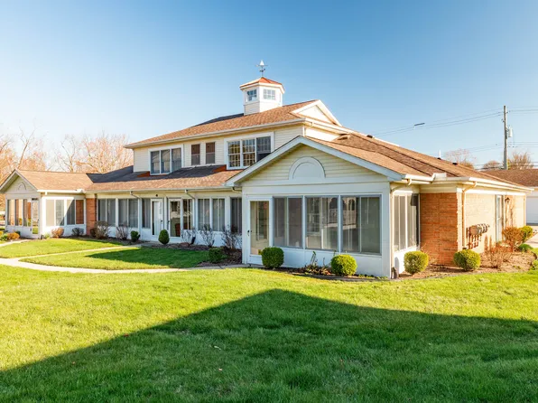 8217 Grays Dr APT C1, Grosse Ile, MI 48138