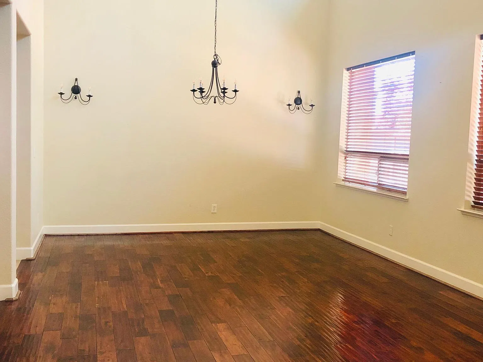 4 bed, 4.5 bath, 3095 sqft, $3,999 — Photo 4