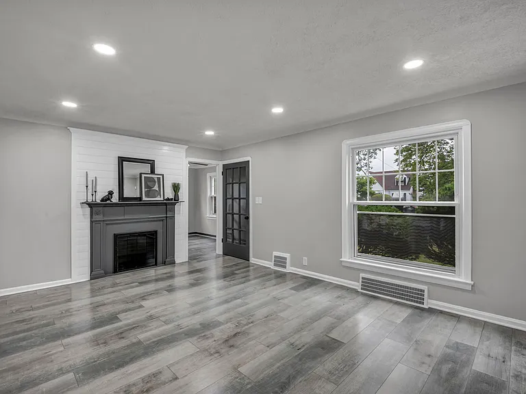 15907 Walden Ave — Photo 2