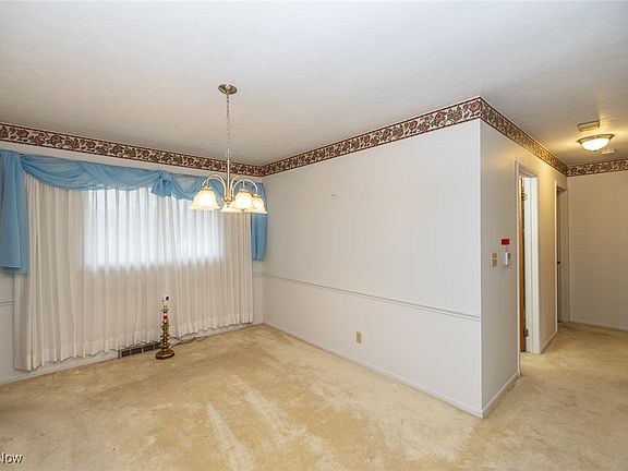 3rd image of 3906 Holiday Dr