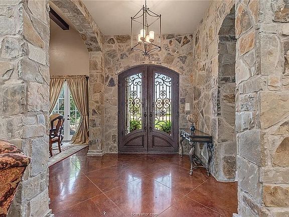 3rd image of 2403 Crown Ct