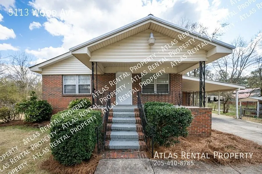 Roomy 3BR Home with Hardwood Floors, Huge Kitchen & Large Yard! — Photo 2