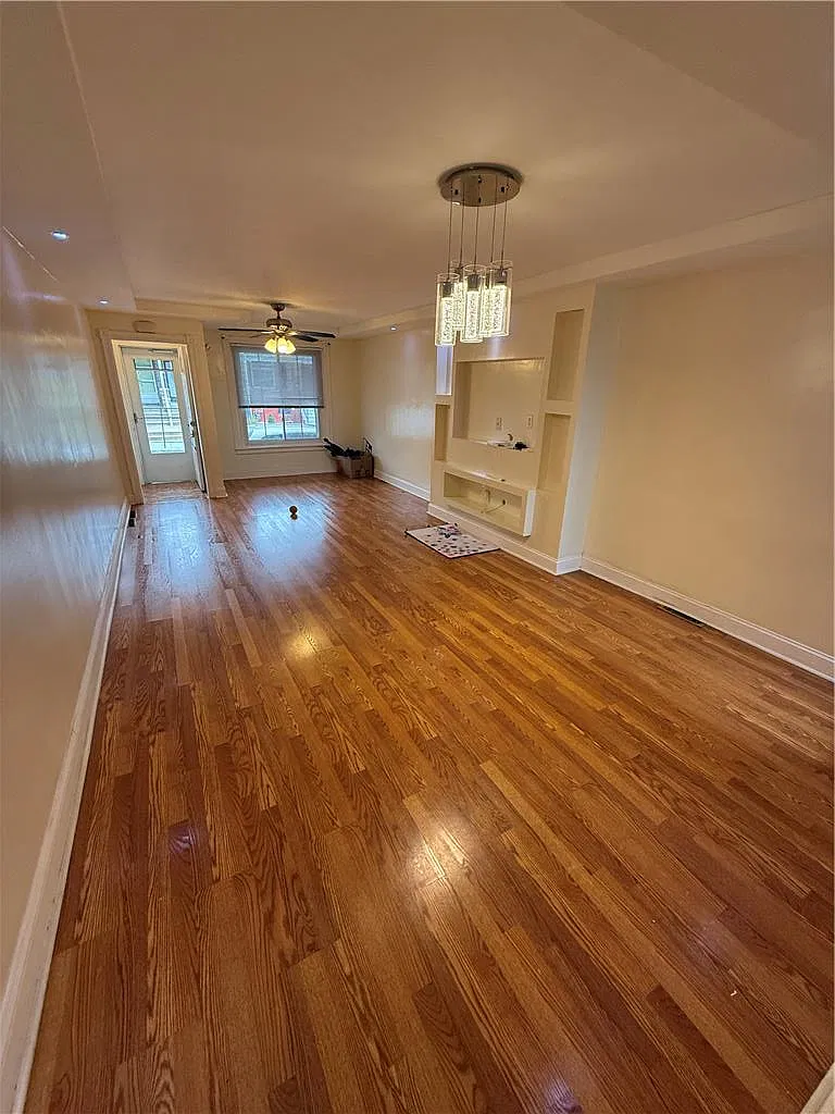 3 bed, 1.0 bath, 1710 sqft, $2,000 — Photo 2