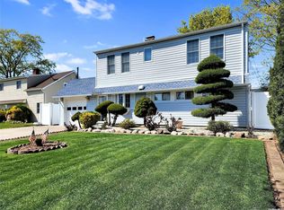 36 Bobolink Ln, Levittown, NY 11756