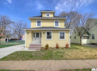 166 1st St, Hicksville, NY 11801