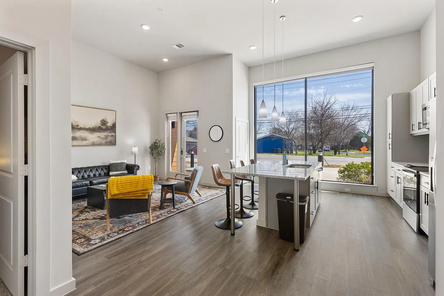 1 bed, 1.0 bath, 753 sqft, $2,947 — Photo 2