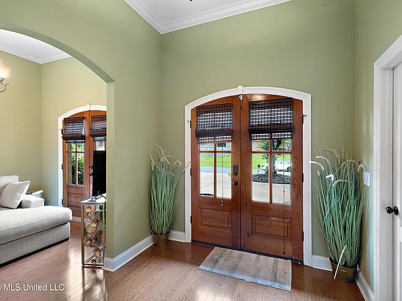 2nd image of 454 Pinebrook Cir