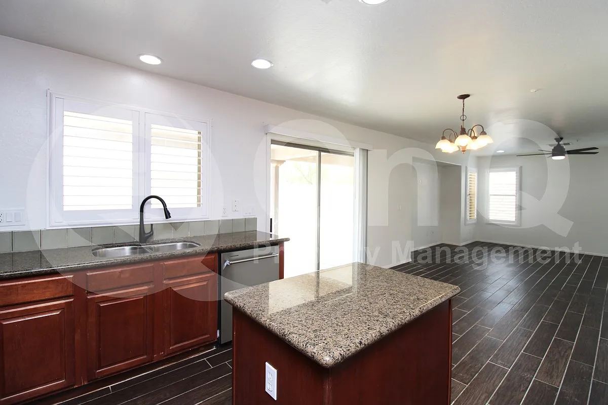 5 bed, 4.0 bath, 2253 sqft, $2,249 — Photo 4