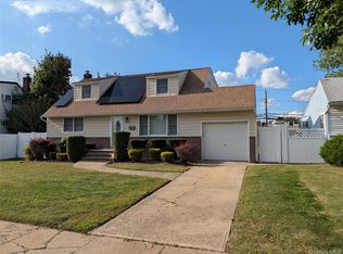 23 Colonial Dr, Farmingdale, NY 11735