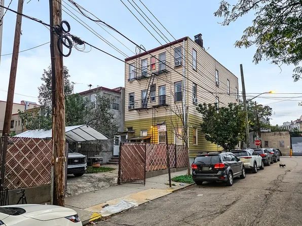 5427 Arnold Ave, Maspeth, NY 11378