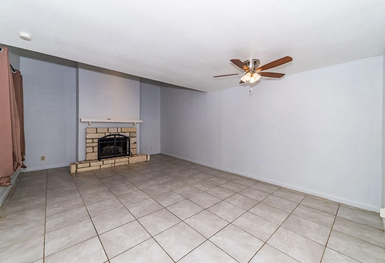 Renovated 2-Bedroom Townhome In Ahisd — Photo 2