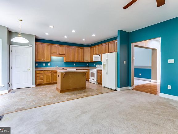 4th image of 23405 Dahlia Cir