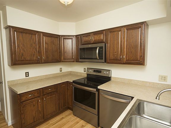 3rd image of 6 Meadow Ln