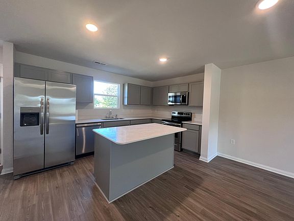 4th image of 405 Standard Ave