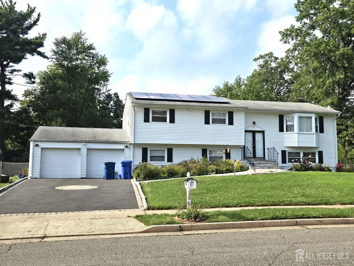 5 bed, 3.0 bath, 2512 sqft, $4,000 — Photo 1