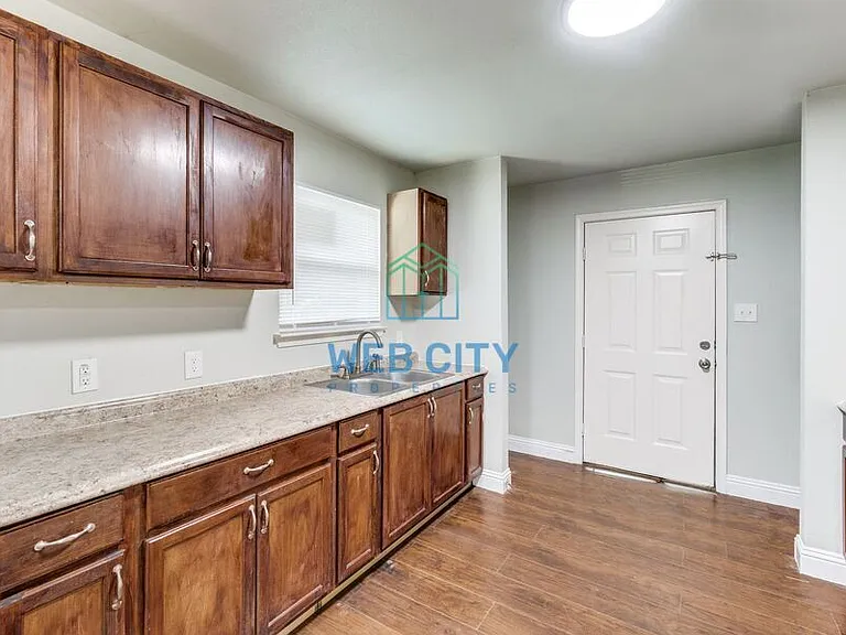 4218 Carpenter Ave — Photo 5