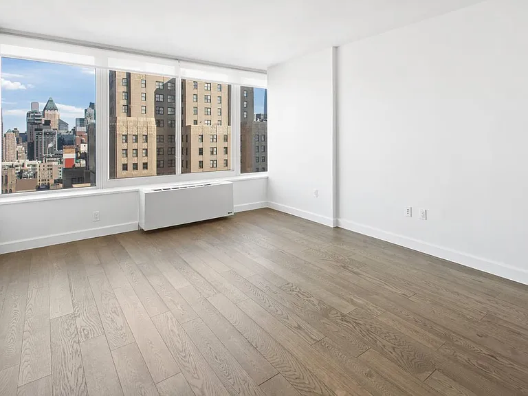 315 W 33rd St — Photo 42